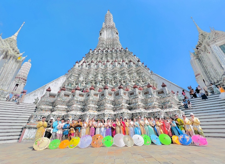 Nhieu-du-khach-den-chua-Binh-Minh-Wat-Arun